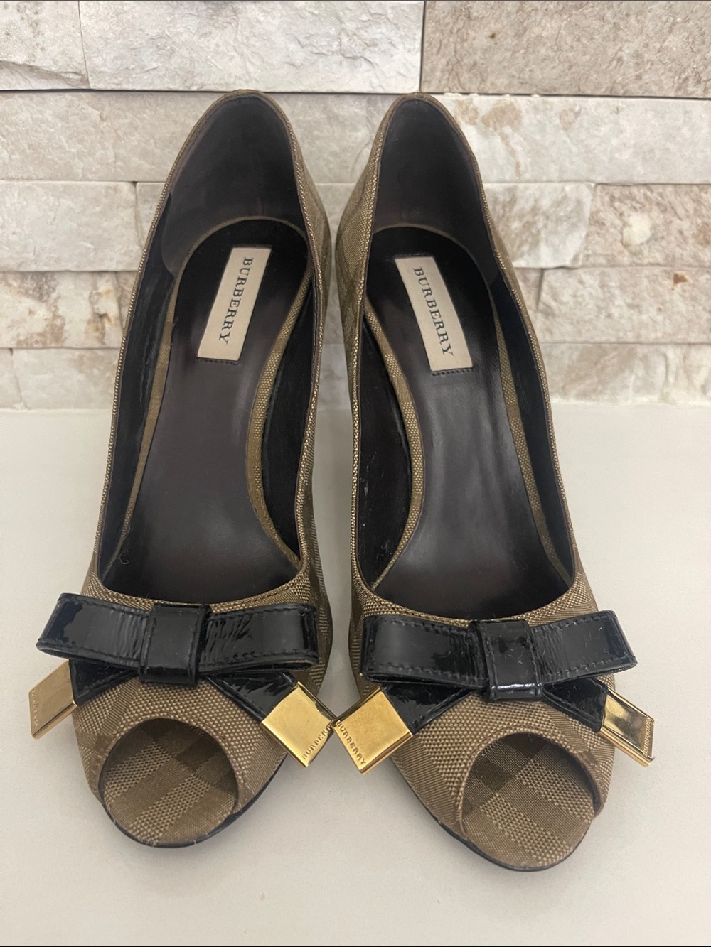 Brand new! Burberry Beige Plaid Canvas Patent Leather Bow Peep Toe Pumps 40